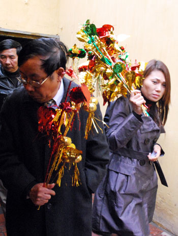 Chen chân vào chùa ngày đầu năm