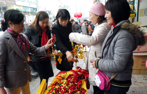 Chen chân vào chùa ngày đầu năm