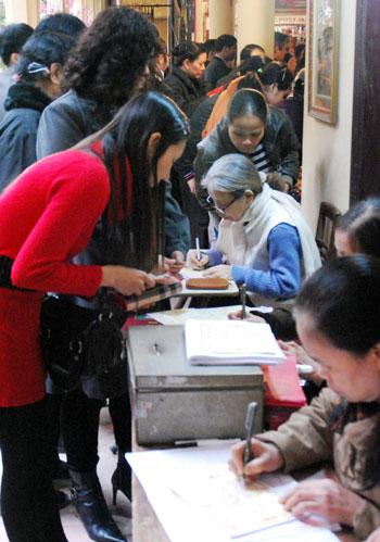 Chen chân vào chùa ngày đầu năm