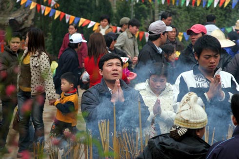Chen chúc trảy hội chùa Hương