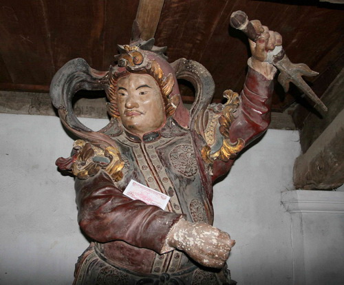 Tiền lẻ &quot;tấn công&quot; tượng Phật trong di tích quốc gia