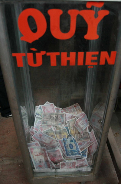 Tiền lẻ &quot;tấn công&quot; tượng Phật trong di tích quốc gia
