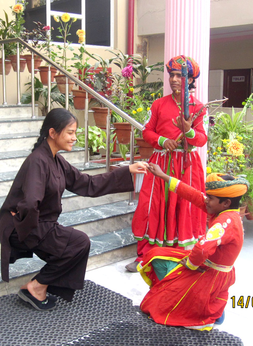Trương Thị May hành hương đất Phật
