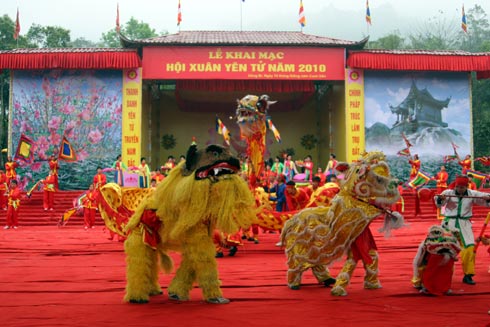 Hàng nghìn người dự khai hội Yên Tử