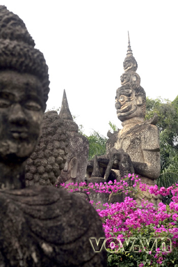 Thăm Vườn Chư Phật Viêng Chăn