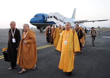Loạt ảnh đặc biệt cung nghinh Xá lợi Phật từ Ấn Độ - Phần 2: Ngập tràn hạnh phúc tại sân bay Nội Bài