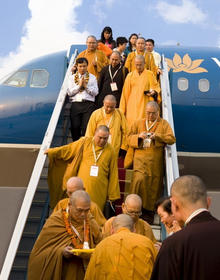 Loạt ảnh đặc biệt cung nghinh Xá lợi Phật từ Ấn Độ - Phần 2: Ngập tràn hạnh phúc tại sân bay Nội Bài