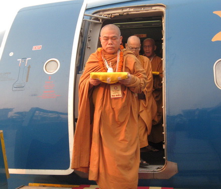 Loạt ảnh đặc biệt cung nghinh Xá lợi Phật từ Ấn Độ - Phần 2: Ngập tràn hạnh phúc tại sân bay Nội Bài