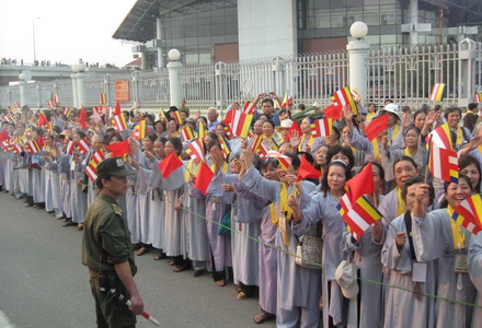 Loạt ảnh đặc biệt cung nghinh Xá lợi Phật từ Ấn Độ - Phần 2: Ngập tràn hạnh phúc tại sân bay Nội Bài