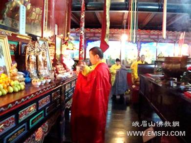 Trung Quốc:Chư tôn đức Núi Nga Mi cung chúc Thánh Đản Bồ tát Di Lặc