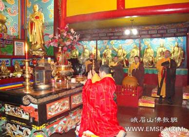 Trung Quốc:Chư tôn đức Núi Nga Mi cung chúc Thánh Đản Bồ tát Di Lặc