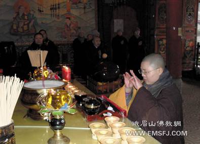 Trung Quốc:Chư tôn đức Núi Nga Mi cung chúc Thánh Đản Bồ tát Di Lặc