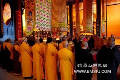 Trung Quốc:Chư tôn đức Núi Nga Mi cung chúc Thánh Đản Bồ tát Di Lặc