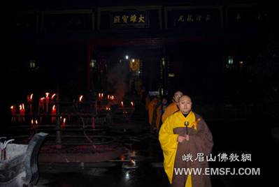 Trung Quốc:Chư tôn đức Núi Nga Mi cung chúc Thánh Đản Bồ tát Di Lặc