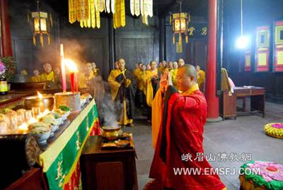 Trung Quốc:Chư tôn đức Núi Nga Mi cung chúc Thánh Đản Bồ tát Di Lặc