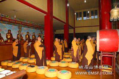 Trung Quốc:Chư tôn đức Núi Nga Mi cung chúc Thánh Đản Bồ tát Di Lặc