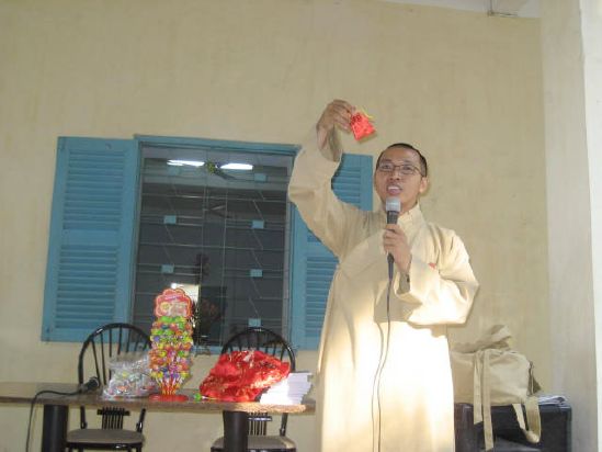 CLB Hoằng Pháp Trẻ Tổ Chức Lễ Tất Niên Cho Trung Tâm Giáo Dục dạy Nghề Quận Gò Vấp