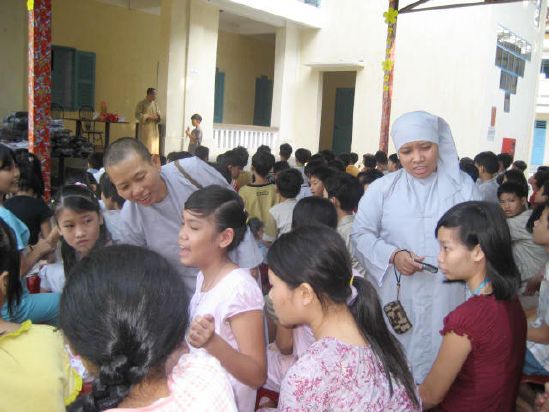 CLB Hoằng Pháp Trẻ Tổ Chức Lễ Tất Niên Cho Trung Tâm Giáo Dục dạy Nghề Quận Gò Vấp