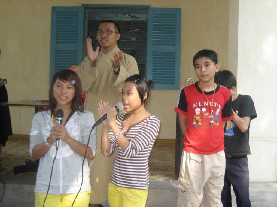 CLB Hoằng Pháp Trẻ Tổ Chức Lễ Tất Niên Cho Trung Tâm Giáo Dục dạy Nghề Quận Gò Vấp