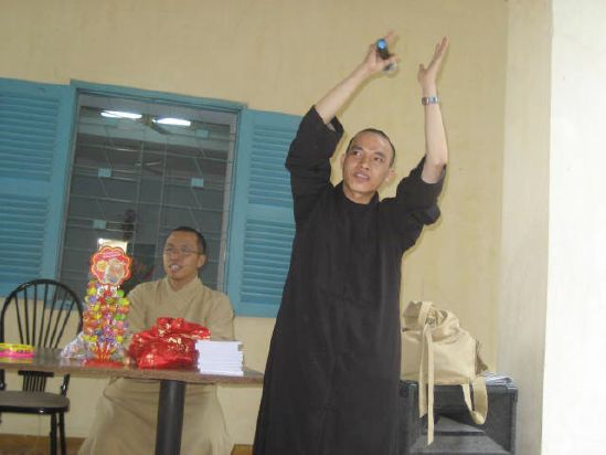 CLB Hoằng Pháp Trẻ Tổ Chức Lễ Tất Niên Cho Trung Tâm Giáo Dục dạy Nghề Quận Gò Vấp