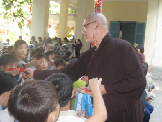 CLB Hoằng Pháp Trẻ Tổ Chức Lễ Tất Niên Cho Trung Tâm Giáo Dục dạy Nghề Quận Gò Vấp