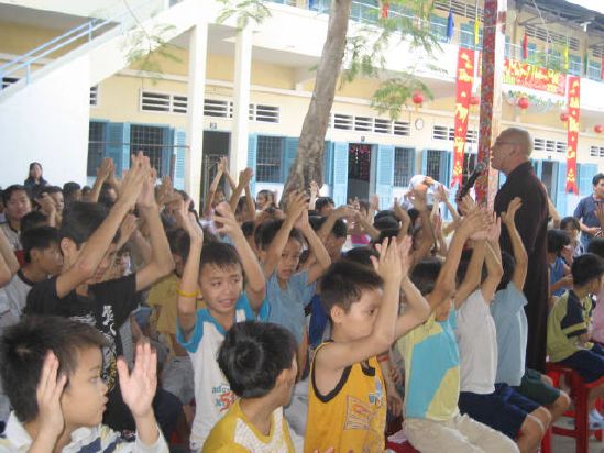 CLB Hoằng Pháp Trẻ Tổ Chức Lễ Tất Niên Cho Trung Tâm Giáo Dục dạy Nghề Quận Gò Vấp