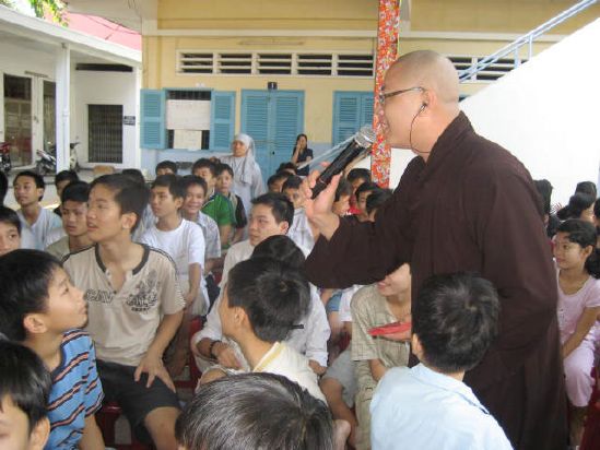 CLB Hoằng Pháp Trẻ Tổ Chức Lễ Tất Niên Cho Trung Tâm Giáo Dục dạy Nghề Quận Gò Vấp