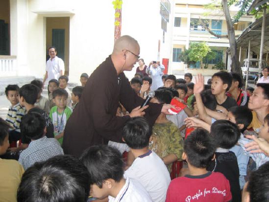 CLB Hoằng Pháp Trẻ Tổ Chức Lễ Tất Niên Cho Trung Tâm Giáo Dục dạy Nghề Quận Gò Vấp