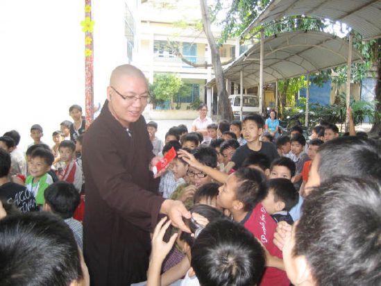 CLB Hoằng Pháp Trẻ Tổ Chức Lễ Tất Niên Cho Trung Tâm Giáo Dục dạy Nghề Quận Gò Vấp