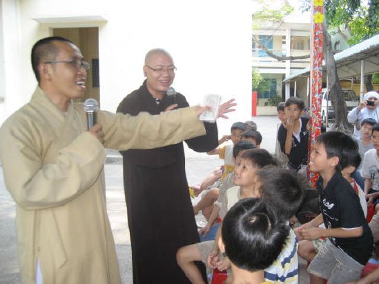 CLB Hoằng Pháp Trẻ Tổ Chức Lễ Tất Niên Cho Trung Tâm Giáo Dục dạy Nghề Quận Gò Vấp