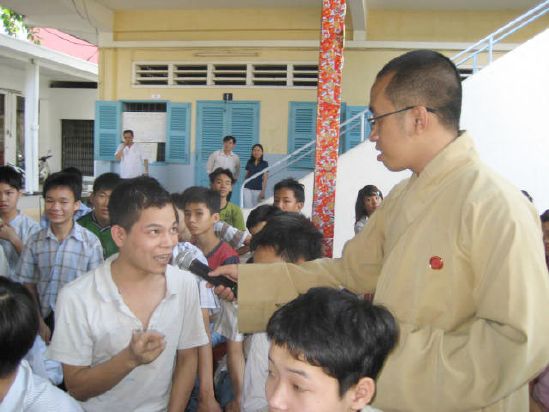 CLB Hoằng Pháp Trẻ Tổ Chức Lễ Tất Niên Cho Trung Tâm Giáo Dục dạy Nghề Quận Gò Vấp