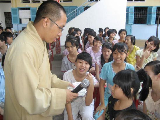 CLB Hoằng Pháp Trẻ Tổ Chức Lễ Tất Niên Cho Trung Tâm Giáo Dục dạy Nghề Quận Gò Vấp