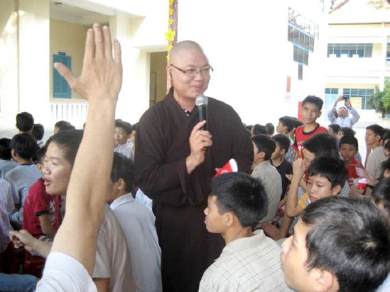 CLB Hoằng Pháp Trẻ Tổ Chức Lễ Tất Niên Cho Trung Tâm Giáo Dục dạy Nghề Quận Gò Vấp