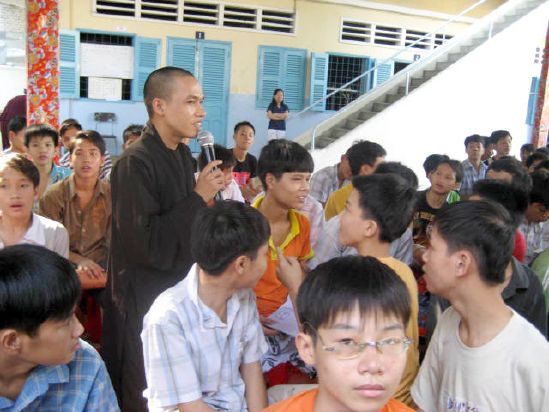 CLB Hoằng Pháp Trẻ Tổ Chức Lễ Tất Niên Cho Trung Tâm Giáo Dục dạy Nghề Quận Gò Vấp