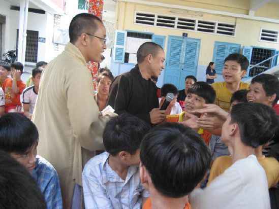 CLB Hoằng Pháp Trẻ Tổ Chức Lễ Tất Niên Cho Trung Tâm Giáo Dục dạy Nghề Quận Gò Vấp