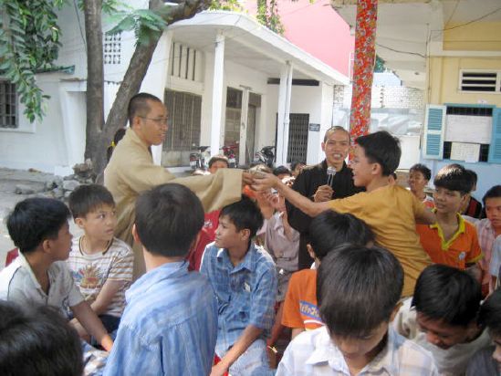 CLB Hoằng Pháp Trẻ Tổ Chức Lễ Tất Niên Cho Trung Tâm Giáo Dục dạy Nghề Quận Gò Vấp