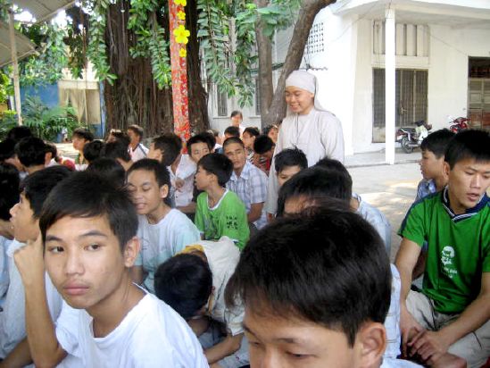 CLB Hoằng Pháp Trẻ Tổ Chức Lễ Tất Niên Cho Trung Tâm Giáo Dục dạy Nghề Quận Gò Vấp