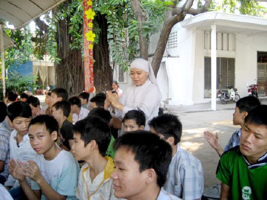 CLB Hoằng Pháp Trẻ Tổ Chức Lễ Tất Niên Cho Trung Tâm Giáo Dục dạy Nghề Quận Gò Vấp