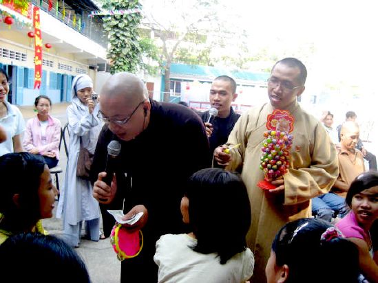 CLB Hoằng Pháp Trẻ Tổ Chức Lễ Tất Niên Cho Trung Tâm Giáo Dục dạy Nghề Quận Gò Vấp