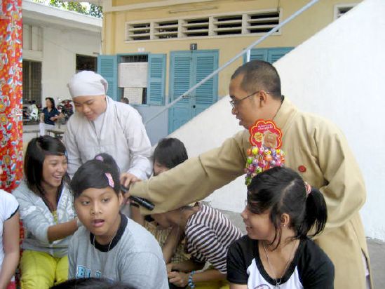 CLB Hoằng Pháp Trẻ Tổ Chức Lễ Tất Niên Cho Trung Tâm Giáo Dục dạy Nghề Quận Gò Vấp