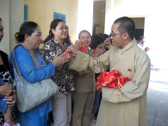 CLB Hoằng Pháp Trẻ Tổ Chức Lễ Tất Niên Cho Trung Tâm Giáo Dục dạy Nghề Quận Gò Vấp