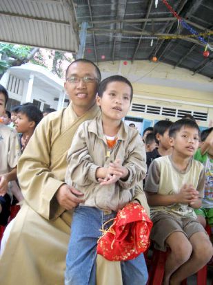 CLB Hoằng Pháp Trẻ Tổ Chức Lễ Tất Niên Cho Trung Tâm Giáo Dục dạy Nghề Quận Gò Vấp