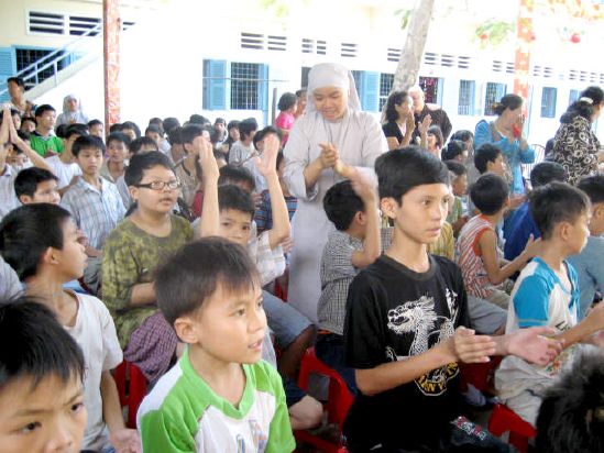 CLB Hoằng Pháp Trẻ Tổ Chức Lễ Tất Niên Cho Trung Tâm Giáo Dục dạy Nghề Quận Gò Vấp