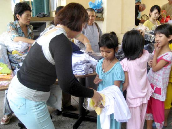 CLB Hoằng Pháp Trẻ Tổ Chức Lễ Tất Niên Cho Trung Tâm Giáo Dục dạy Nghề Quận Gò Vấp