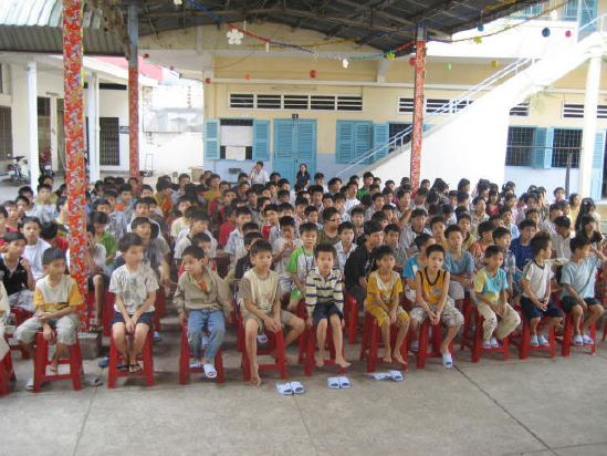 CLB Hoằng Pháp Trẻ Tổ Chức Lễ Tất Niên Cho Trung Tâm Giáo Dục dạy Nghề Quận Gò Vấp