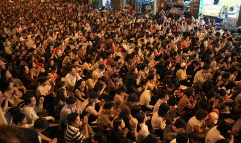 Chùm ảnh: Đứng ngoài đường lễ Phật