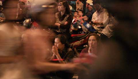 Chùm ảnh: Đứng ngoài đường lễ Phật