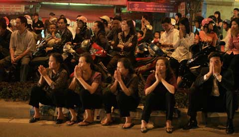Chùm ảnh: Đứng ngoài đường lễ Phật
