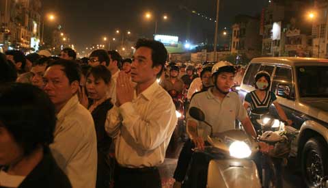 Chùm ảnh: Đứng ngoài đường lễ Phật