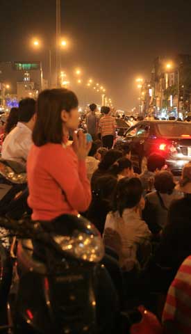 Chùm ảnh: Đứng ngoài đường lễ Phật